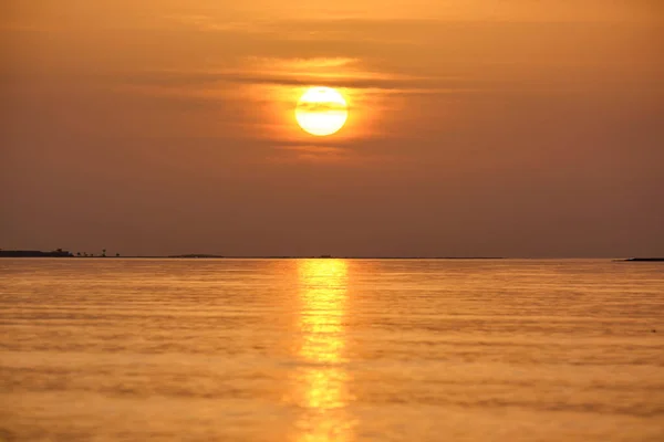 Gran Sol Amarillo Poniéndose Sobre Superficie Del Mar — Foto de Stock