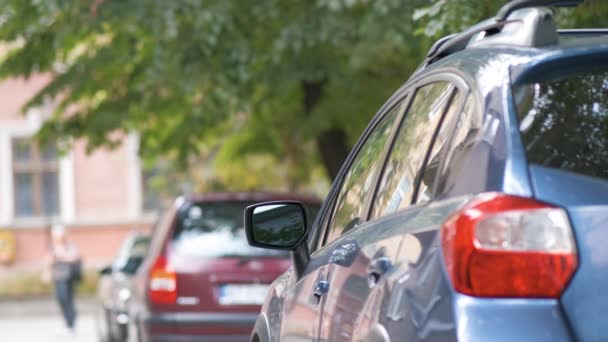 Conductora Abriendo Coche Con Llavero Entrando Detrás Del Volante Antes — Vídeos de Stock