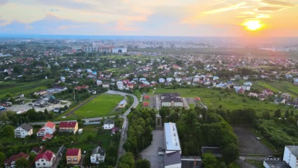 Légi Felvétel Lakóházak Kertvárosi Vidéki Területen Naplementekor — Stock videók