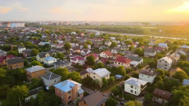 日落时郊区住宅的空中景观 — 图库视频影像