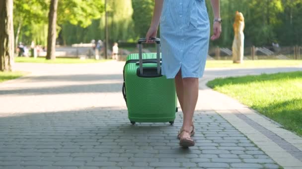 Primer Plano Joven Mujer Caminando Acera Ciudad Con Maleta Verde — Vídeos de Stock