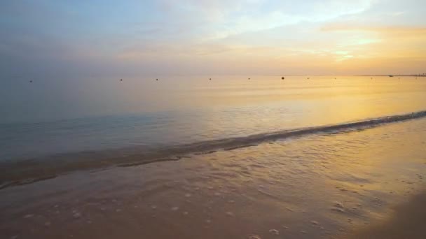 Спокойный Морской Берег Сокрушительными Волнами Песчаном Пляже Восходе Солнца — стоковое видео