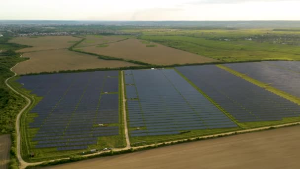 Vista Aérea Una Gran Central Eléctrica Sostenible Con Filas Paneles — Vídeos de Stock