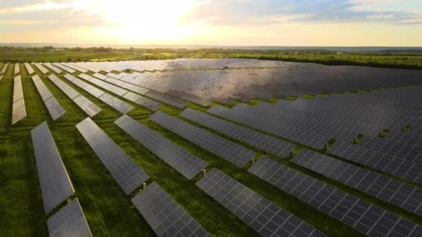 Vista Aérea Una Gran Central Eléctrica Sostenible Con Filas Paneles — Vídeos de Stock