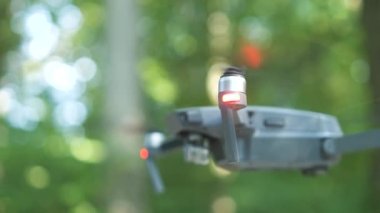 Bulanık pervaneli ve havada uçan video kameralı bir helikopter..