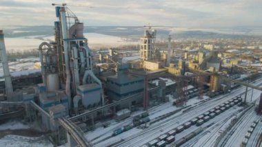 Endüstriyel üretim bölgesindeki yüksek fabrika yapısına sahip çimento fabrikasının havadan görünüşü.