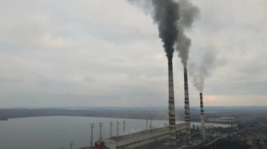 Kömür santralinin havadan görünüşü siyah dumanlı yüksek borular atmosferi kirletiyor.