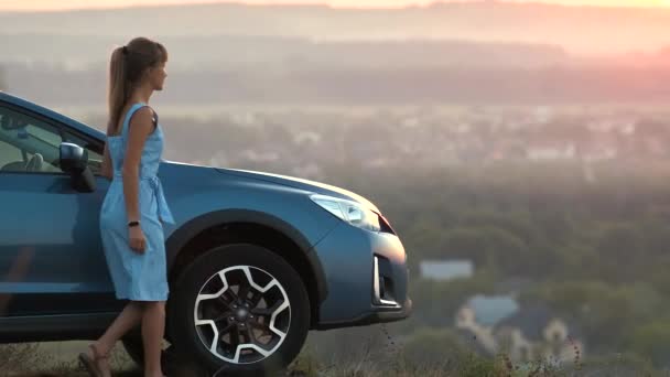Šťastná Mladá Žena Řidič Modrých Šatech Opírající Její Auto Těší — Stock video