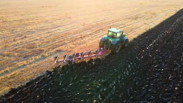 Vista Aérea Tractor Arando Campo Agrícola — Vídeos de Stock