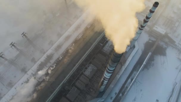 日の出に大気汚染が進行する黒煙管の高い石炭火力発電所の空中図 — ストック動画