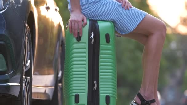 Primer Plano Las Piernas Delgadas Mujer Joven Descansando Bolsa Maleta — Vídeo de stock