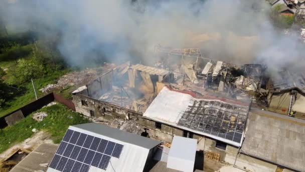 Widok Lotu Ptaka Strażaków Gaszących Pożar Zrujnowanego Budynku Zapadniętym Dachem — Wideo stockowe