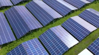 Temiz ekolojik elektrik enerjisi üretmek için sıra sıra güneş fotovoltaik panelleri olan sürdürülebilir büyük elektrik santralinin havadan görünüşü. Sıfır emisyon kavramı ile yenilenebilir elektrik.