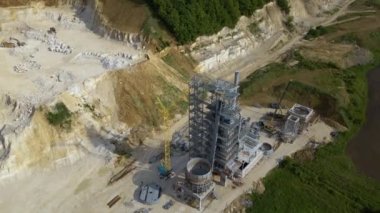 Çimento fabrikası inşaat kumdan taş malzemeler, kazıcılar ve çöp kamyonları..