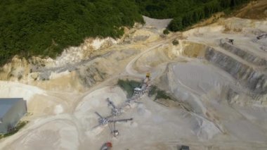 Kazı makineleri ve çöp kamyonlarıyla inşaat kum taşı malzemesi madenciliği.