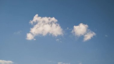 Mavi, açık gökyüzünde hızlı hareket eden beyaz bulutların hızlandırılmış görüntüleri.