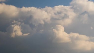 Mavi, açık gökyüzünde hızlı hareket eden beyaz bulutların hızlandırılmış görüntüleri.