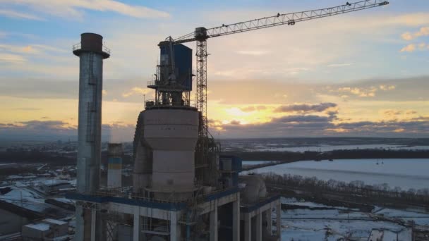 Vista Aérea Planta Cemento Con Estructura Fábrica Alta Grúa Torre — Vídeo de stock