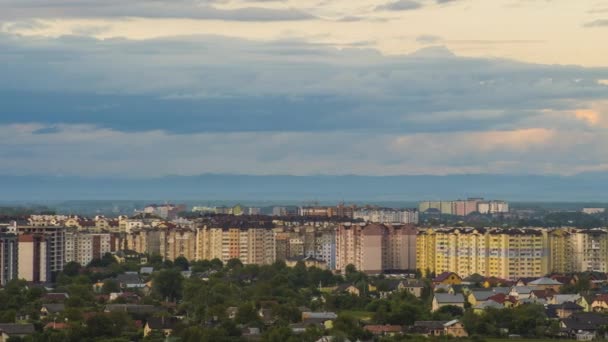 Időeltolódás Felvételek Gyorsan Mozgó Esti Felhőkről Sárga Égen Vidéki Város — Stock videók