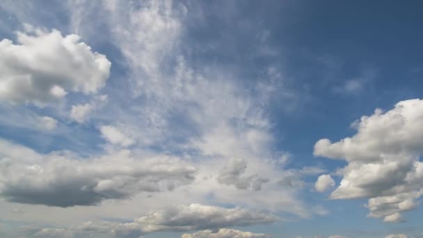 Images Temporelles Nuages Blancs Gonflés Déplaçant Rapidement Sur Ciel Bleu — Video