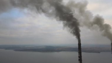 Kömür santralinin havadan görünüşü siyah dumanlı yüksek borular atmosferi kirletiyor.