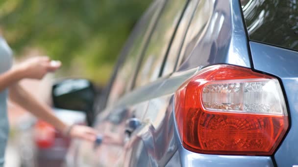 Autofahrerin Öffnet Ihr Auto Mit Schlüsselanhänger Und Steigt Vor Der — Stockvideo