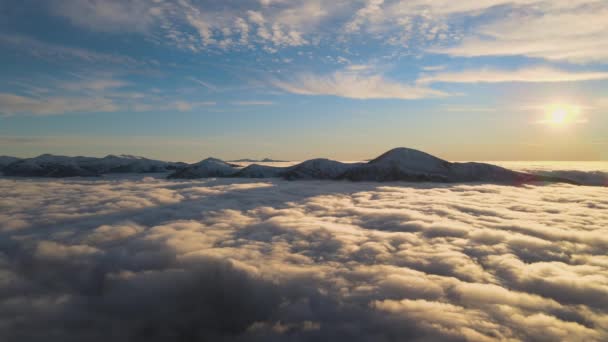 Vista Aérea Del Vibrante Amanecer Sobre Densas Nubes Blancas Con — Vídeos de Stock