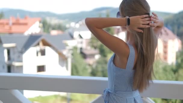 Ung Vacker Kvinna Balkongen Njuter Naturutsikt Begreppet Vila Frisk Luft — Stockvideo
