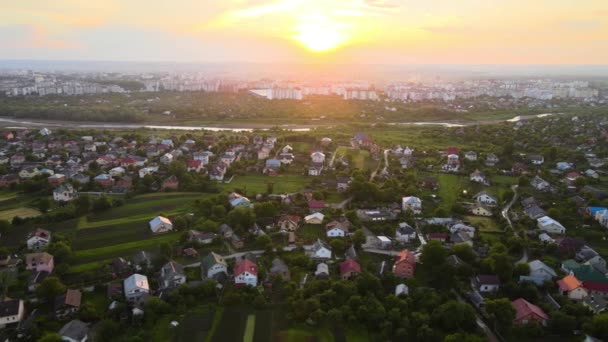 Légi Felvétel Lakóházak Kertvárosi Vidéki Területen Naplementekor — Stock videók