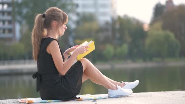 Giovane Donna Che Riposa Nel Parco Estivo Leggere Libro Istruzione — Video Stock