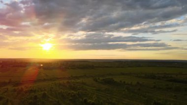 Canlı bir yaz akşamında ekilmiş tarım arazilerinin hava manzarası.
