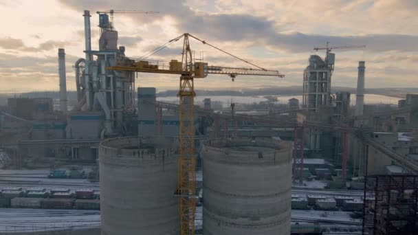 Vista Aérea Planta Cemento Con Estructura Fábrica Alta Grúa Torre — Vídeo de stock