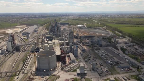 Flygfoto Cementfabrik Med Hög Betongstruktur Och Tornkran Vid Industriellt Produktionsområde — Stockvideo