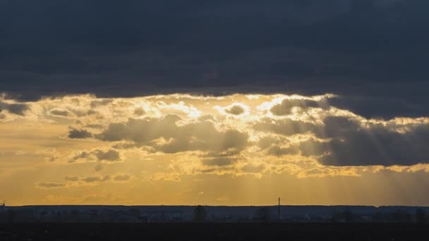 夕暮れ時の黄色の空に速い移動夜の雲のタイムラプス映像 — ストック動画