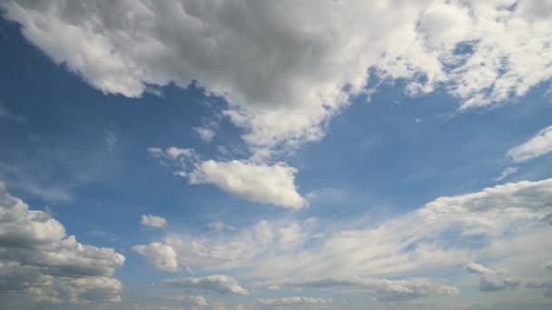 Imagens Lapso Tempo Nuvens Brancas Movimento Rápido Céu Azul Claro — Vídeo de Stock