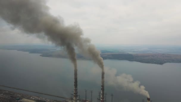 Kömür Santralinden Gelen Gri Dumanlı Yüksek Baca Borularının Havadan Görüntüsü — Stok video