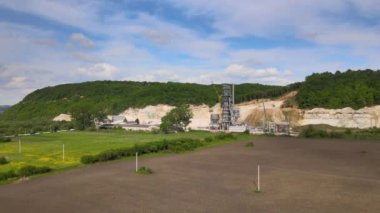 Çimento fabrikası inşaat kumdan taş malzemeler, kazıcılar ve çöp kamyonları..