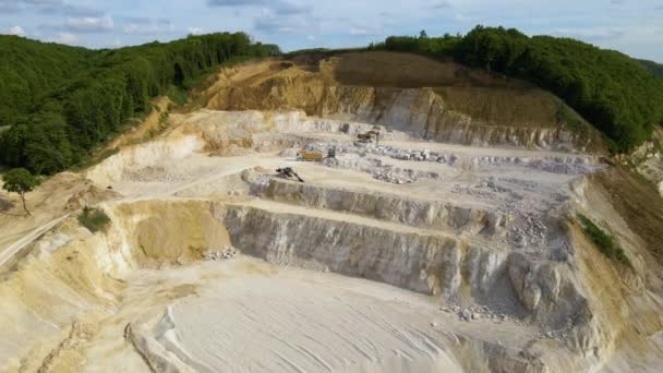 Mineração Céu Aberto Materiais Pedra Areia Construção Com Escavadeiras Caminhões — Vídeo de Stock