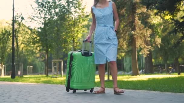 Junge Frau Läuft Sommertagen Mit Grünem Koffer Auf Gehweg Park — Stockvideo