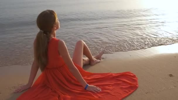 Jeune Femme Seule Assise Sur Plage Sable Océan Bord Mer — Video