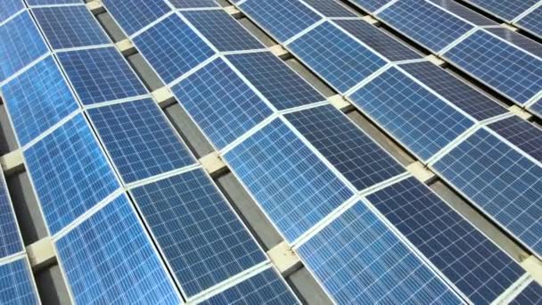 Vista Aérea Paneles Solares Fotovoltaicos Azules Montados Techo Del Edificio — Vídeos de Stock