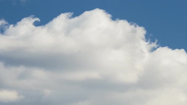 Imagens Lapso Tempo Nuvens Brancas Movimento Rápido Céu Azul Claro — Vídeo de Stock