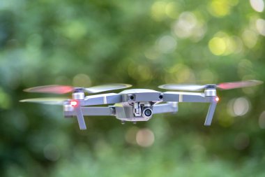 Bulanık pervaneli ve havada uçan video kameralı bir helikopter..