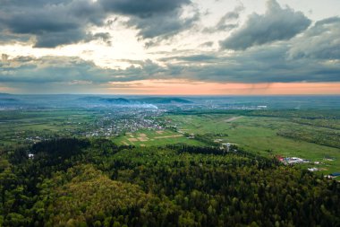 Akşamları yeşil çam ve yemyeşil ormanlarla kaplı karanlık dağ tepelerinin havadan görünüşü.