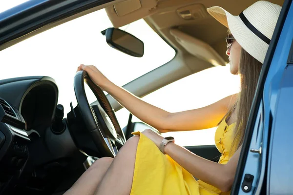 Jovem Motorista Vestido Amarelo Chapéu Palha Dirigindo Carro Verão Férias — Fotografia de Stock