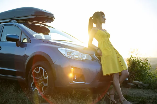 Yong Feliz Conductor Femenino Descansando Cerca Coche Disfrutando Vista Puesta — Foto de Stock