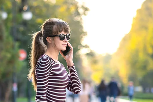 Молодая Красивая Женщина Разговаривает Мобильному Телефону Теплый Летний День Открытом — стоковое фото