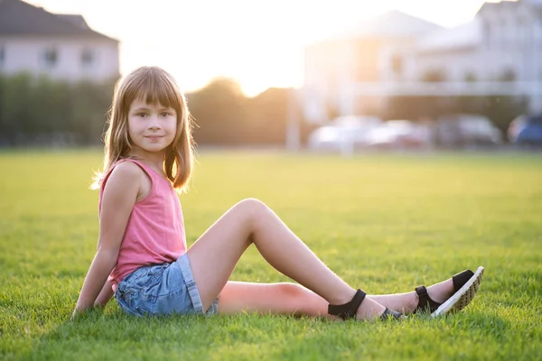 Ung Söt Barn Flicka Som Lägger Sig Grön Gräsmatta Varm — Stockfoto