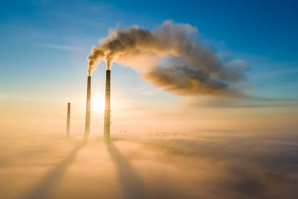 Letecký Pohled Uhelné Elektrárny Vysoké Trubky Černým Kouřem Pohybující Nahoru — Stock fotografie