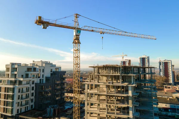 Yüksek kule vincinin ve inşaat halindeki apartmanların havadan görüntüsü. Gayrimenkul geliştirme.